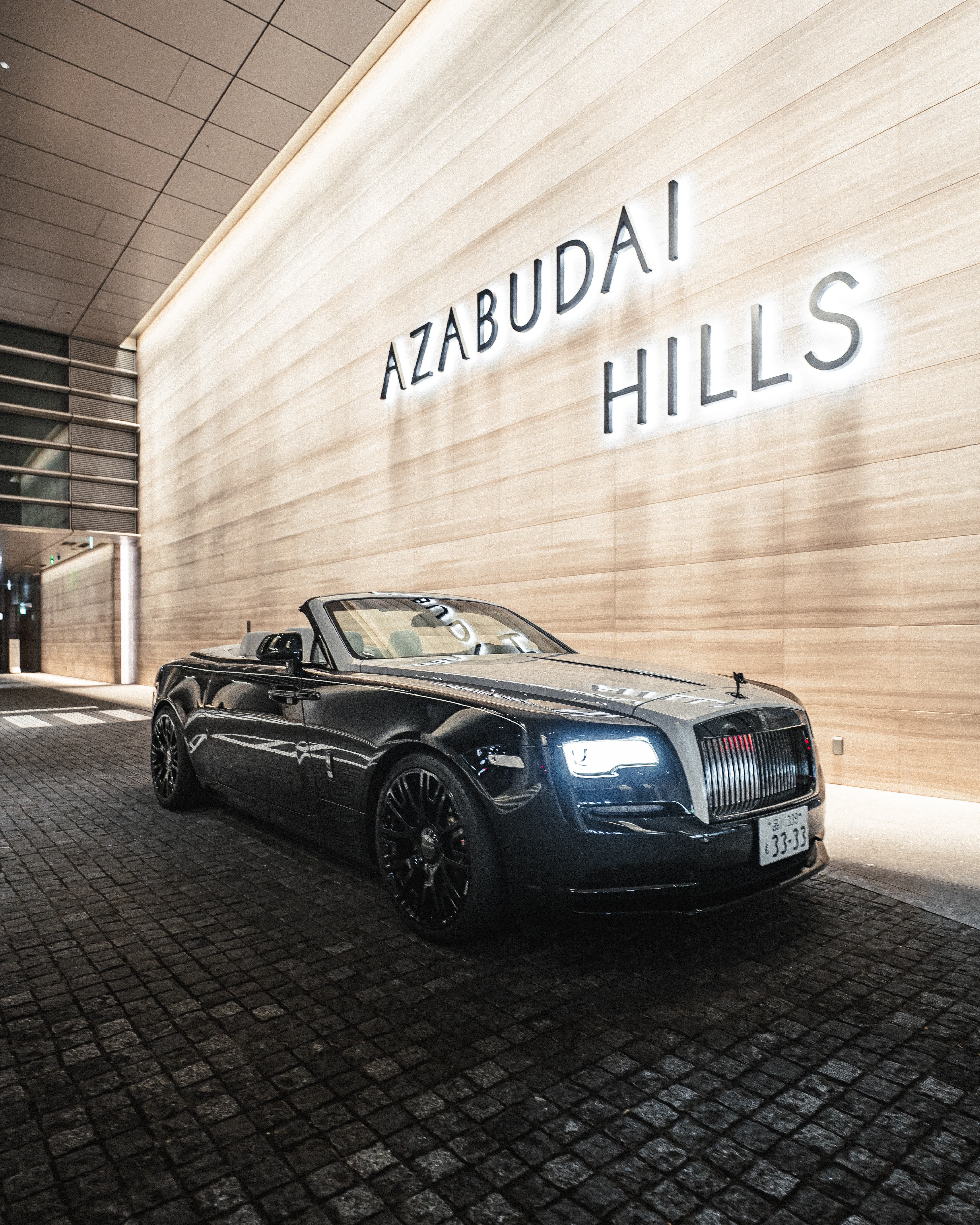 Facade-led arrival portrait